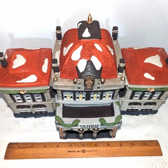 VTG Dept 56 Victoria Station Lighted Train Platform Dickens Village Retired EUC - Picture 3 of 8